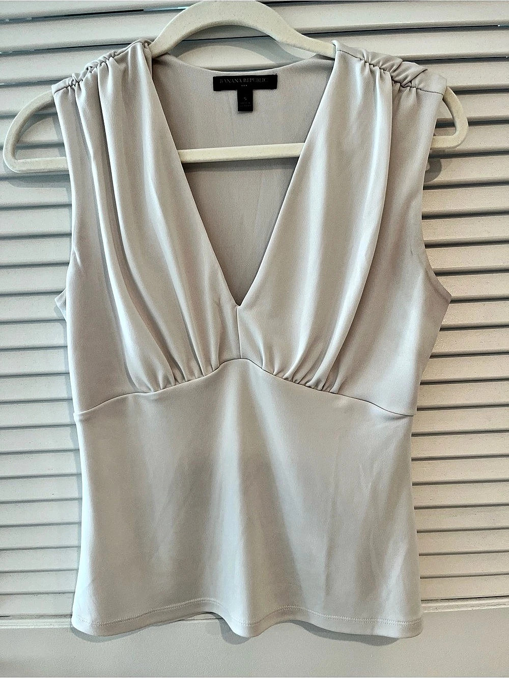 Banana Republic V-Neck Sleeveless Top in Cream Small Like New